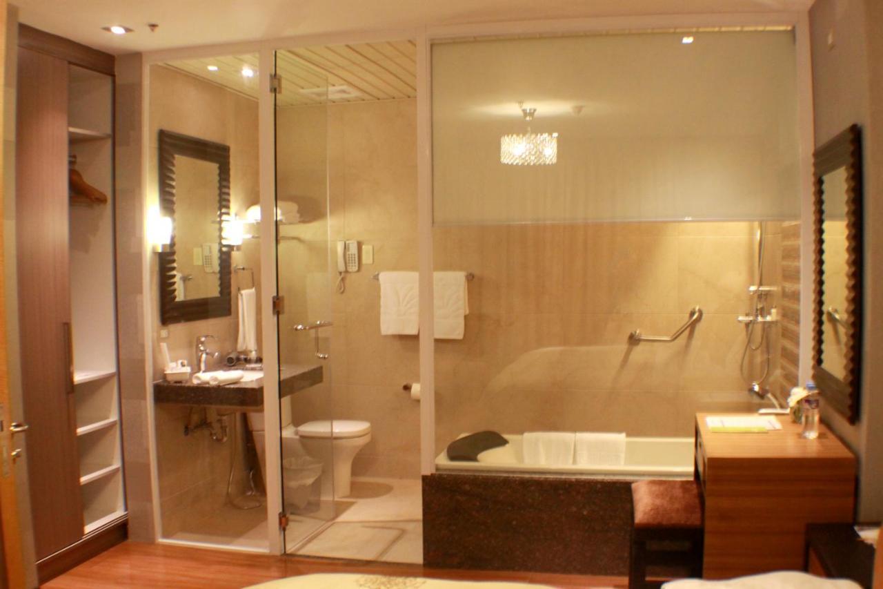 The Royal Mandaya Hotel Davao City Dış mekan fotoğraf
