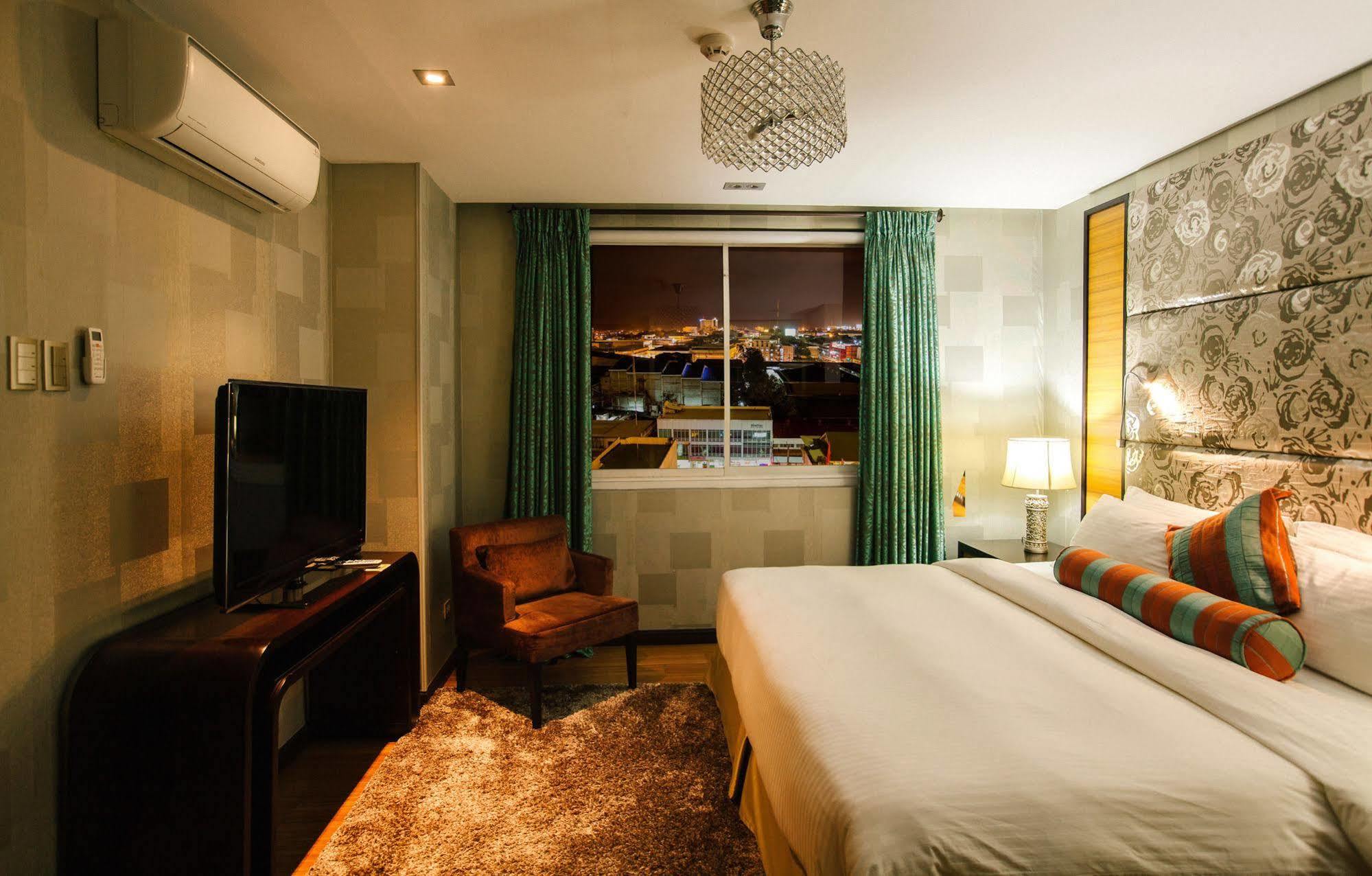 The Royal Mandaya Hotel Davao City Dış mekan fotoğraf