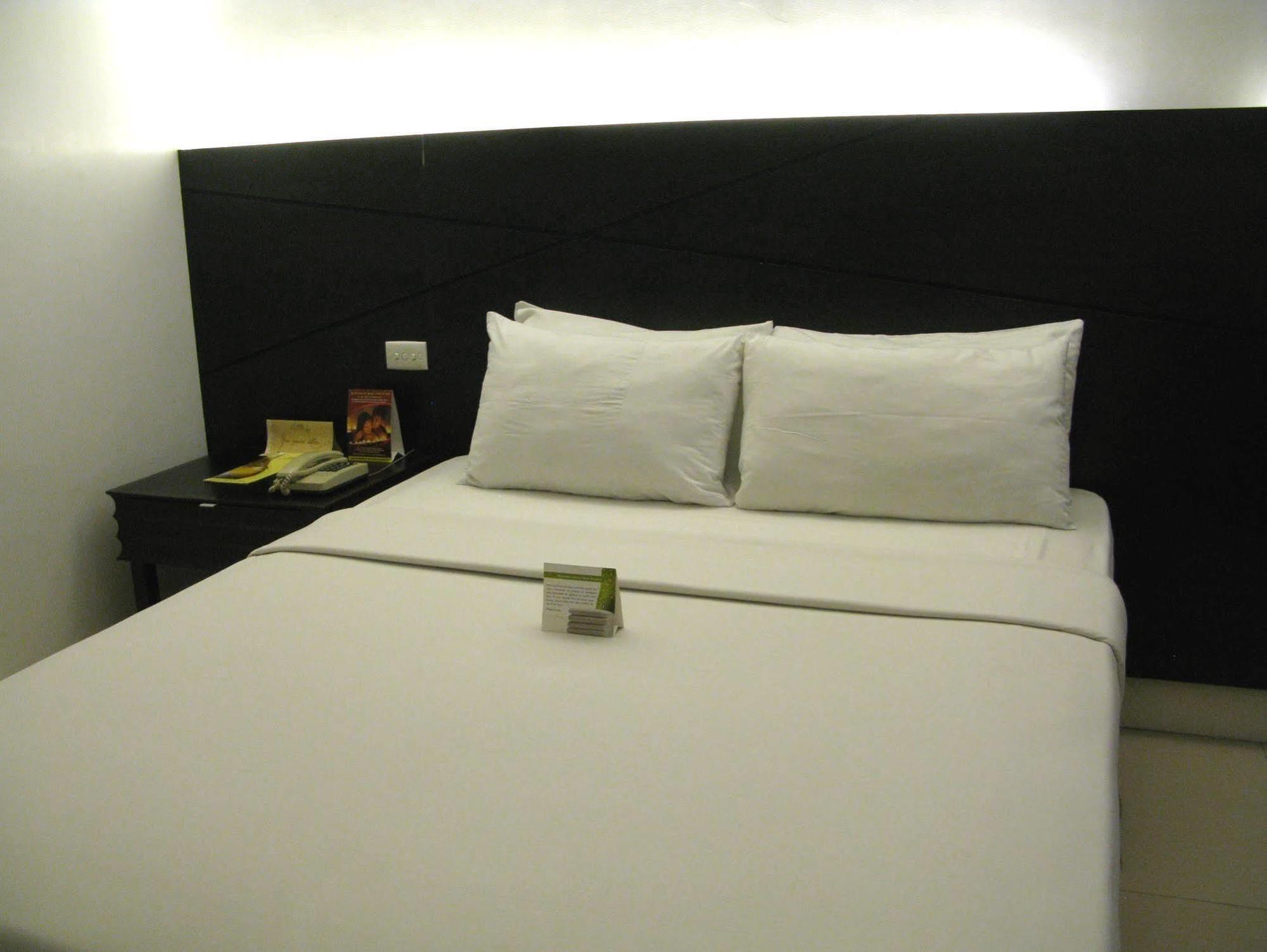 The Royal Mandaya Hotel Davao City Dış mekan fotoğraf